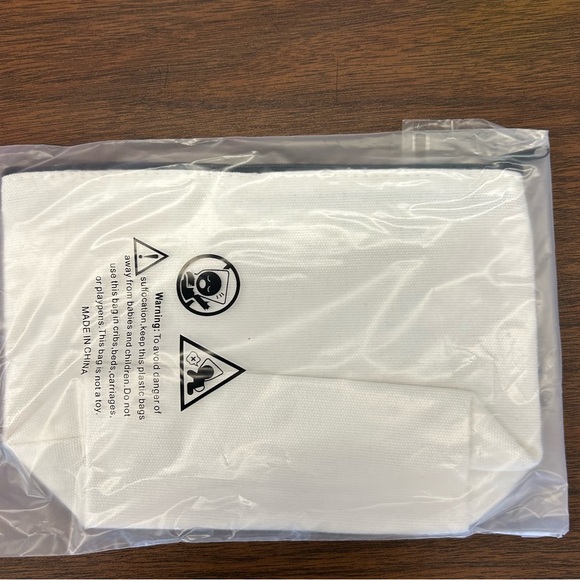 Brand new zipper pouch - Picture 2 of 2